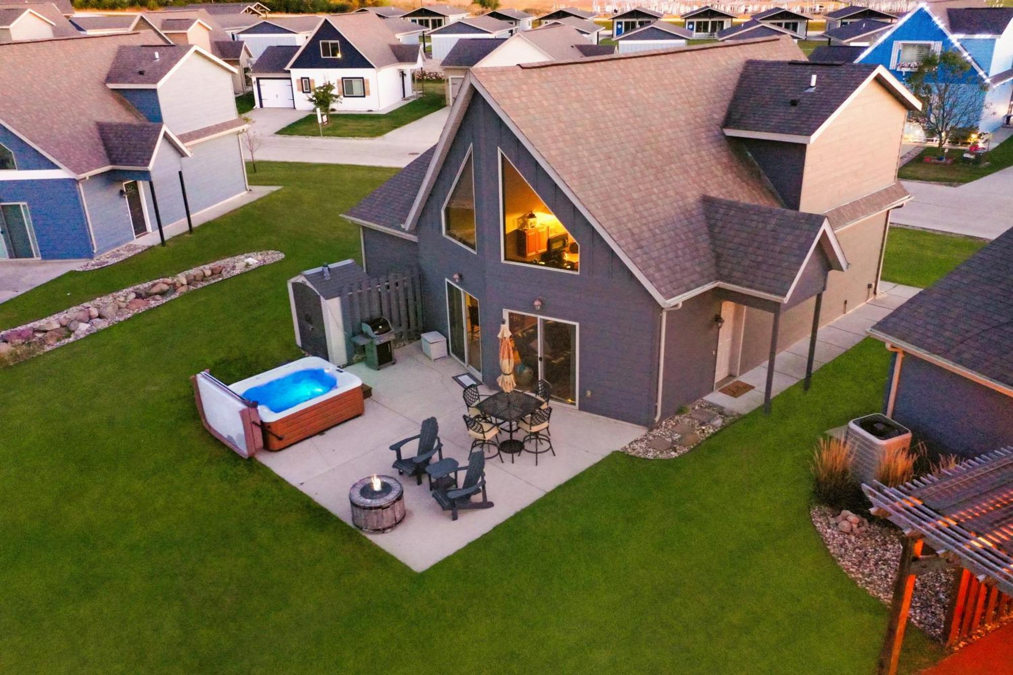Boho Bungalow On The Pond W/ Hot Tub Arnolds Park Exterior photo
